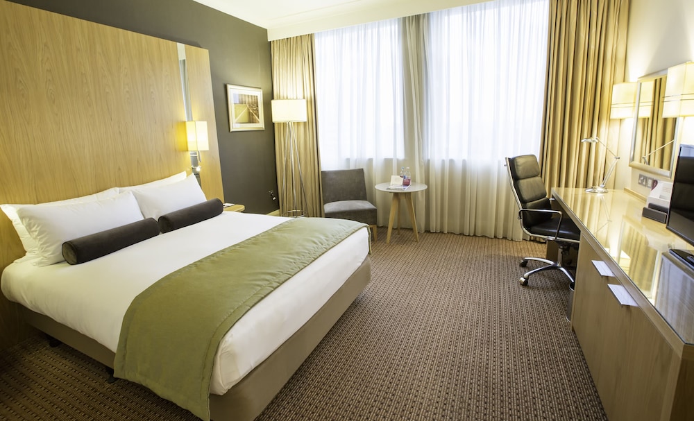 Room, Crowne Plaza London Ealing, an IHG Hotel