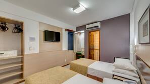 Frigobar, cofres nos quartos, escrivaninha, cortinas blackout