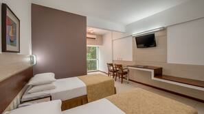 Frigobar, cofres nos quartos, escrivaninha, cortinas blackout