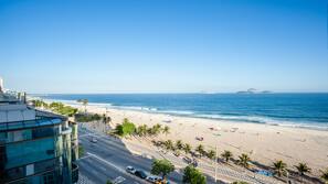 Ubicación a pie de playa, arena blanca y toallas de playa