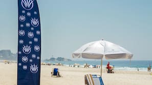 Ubicación a pie de playa, arena blanca y toallas de playa