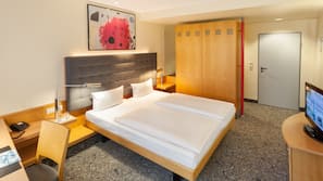 Hypo-allergenic bedding, in-room safe, desk, blackout drapes
