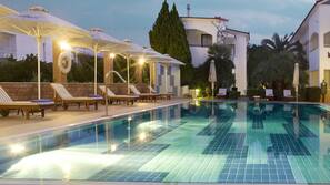 3 piscines extérieures, parasols de plage, chaises longues
