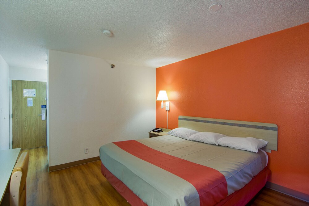Motel 6 Waukegan, IL, Chicago: $69 Room Prices & Reviews | Travelocity