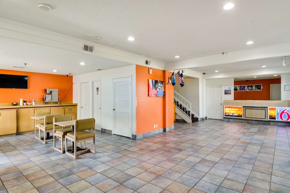 Lobby, Motel 6 Waukegan, IL