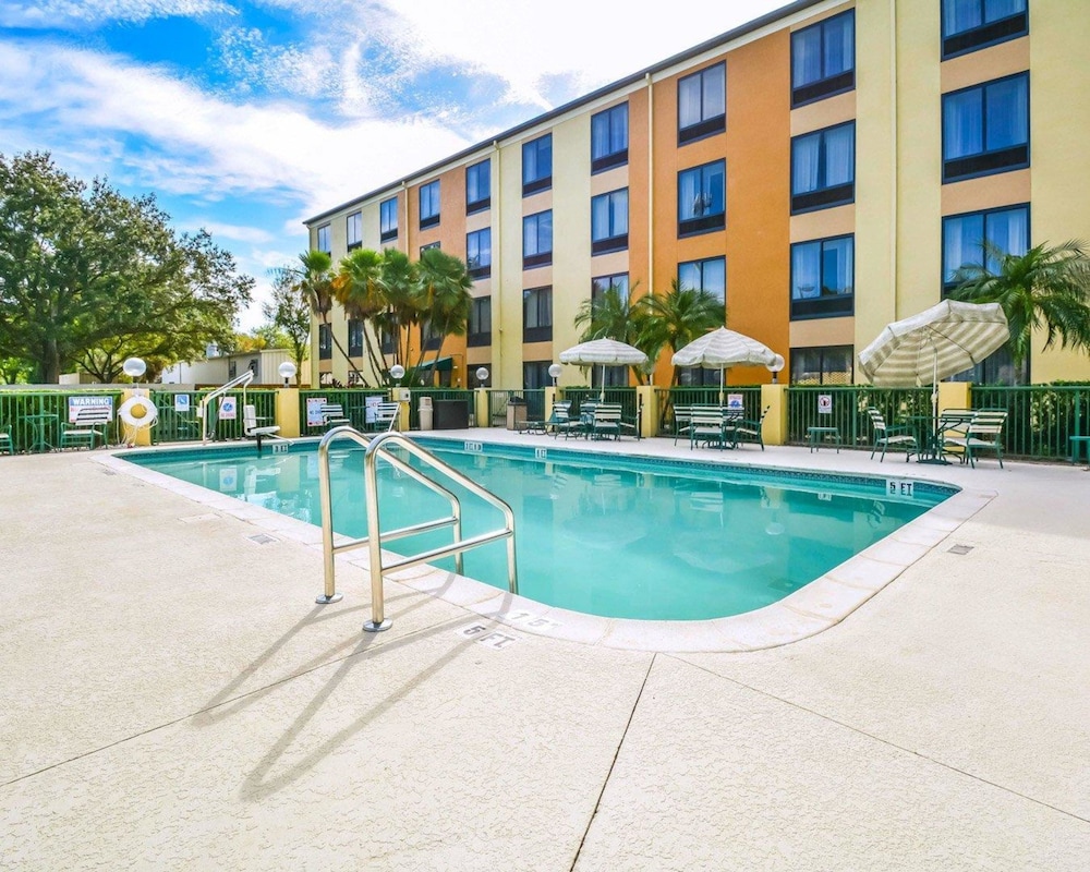 Comfort Suites Tampa - Brandon