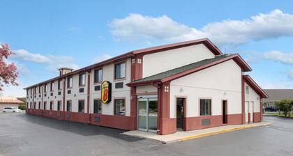 Super 8 by Wyndham Crystal Lake