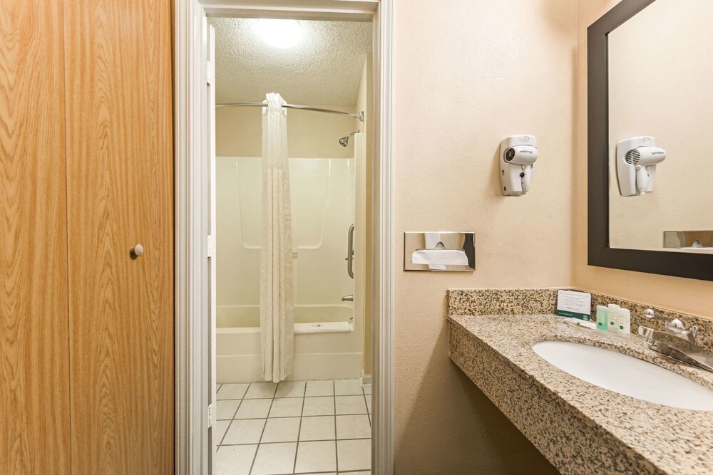 Bathroom, Quality Inn & Suites