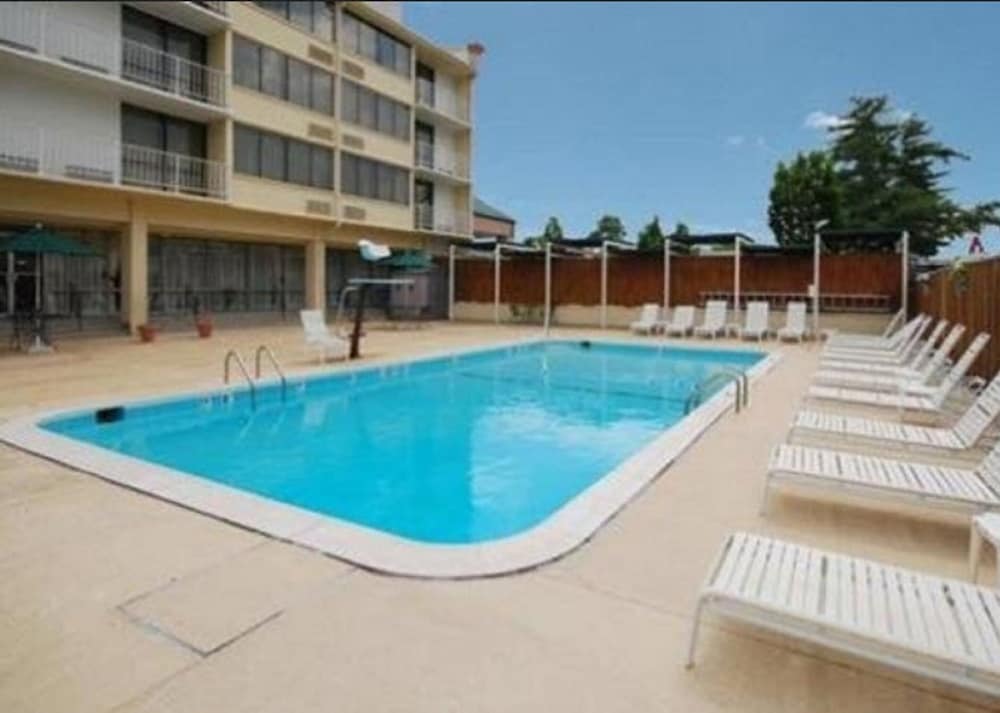 Outdoor pool, Quality Inn & Suites Laurel