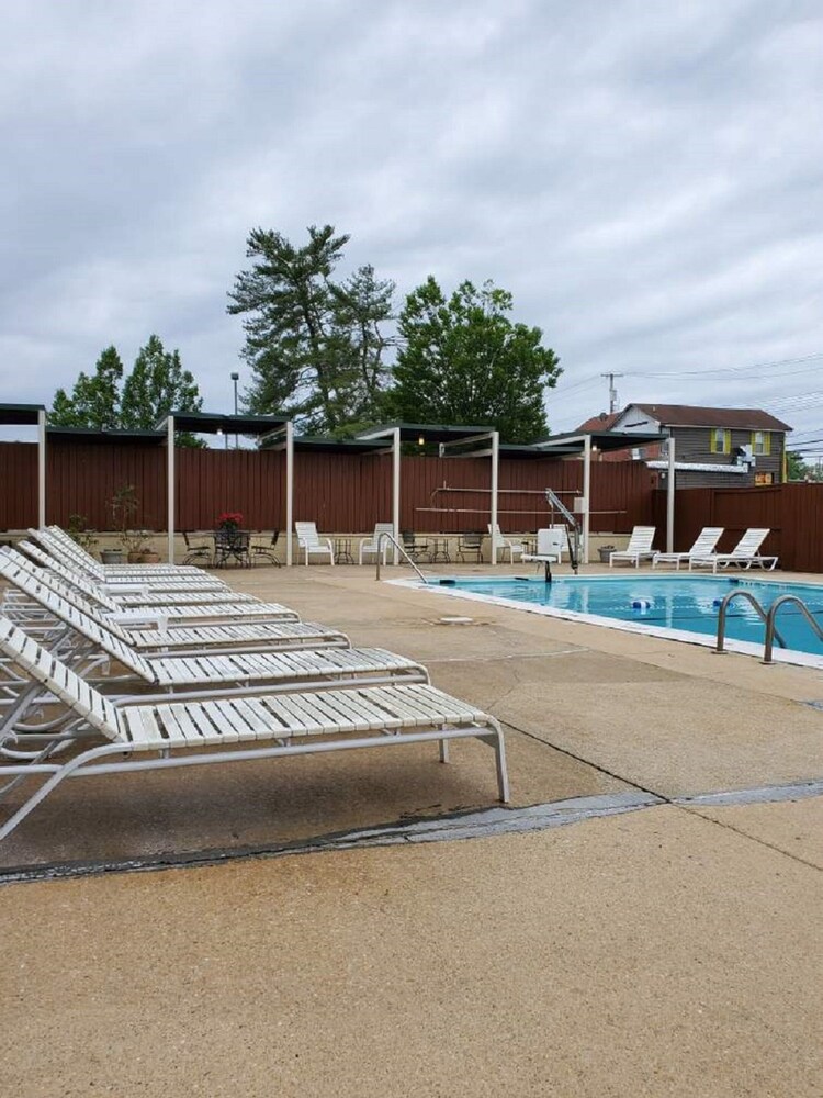 Outdoor pool, Quality Inn & Suites Laurel