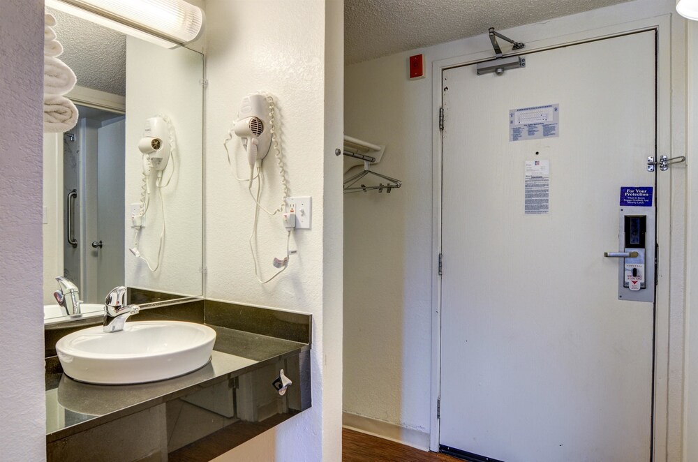 Bathroom, Motel 6 Greenwood Village, CO - Denver - South Tech Center