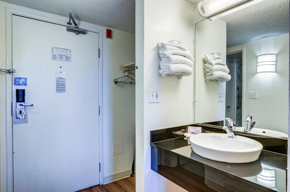 Bathroom, Motel 6 Greenwood Village, CO - Denver - South Tech Center