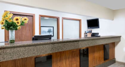 Days Inn & Suites by Wyndham Des Moines Airport
