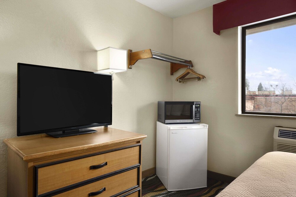 Room, Travelodge by Wyndham Battle Creek