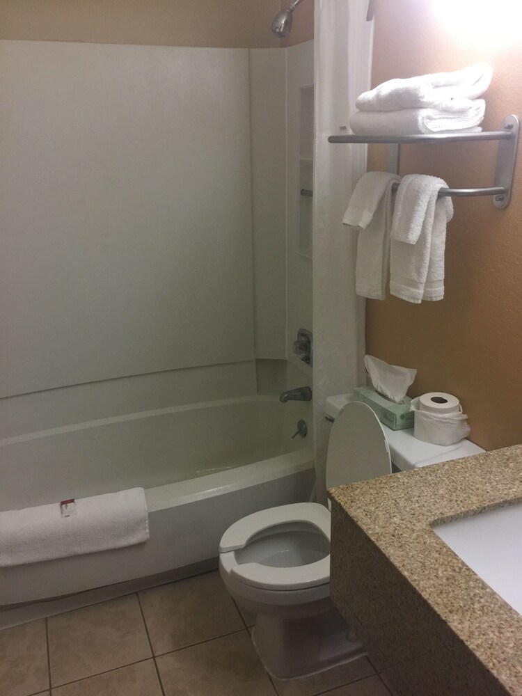 Travelodge by Wyndham Battle Creek in Battle Creek Best Rates & Deals