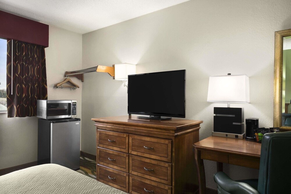 Travelodge by Wyndham Battle Creek in Battle Creek Best Rates & Deals
