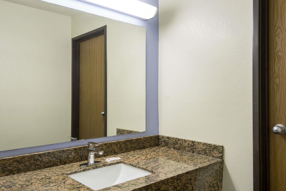 Bathroom, Super 8 by Wyndham New Castle