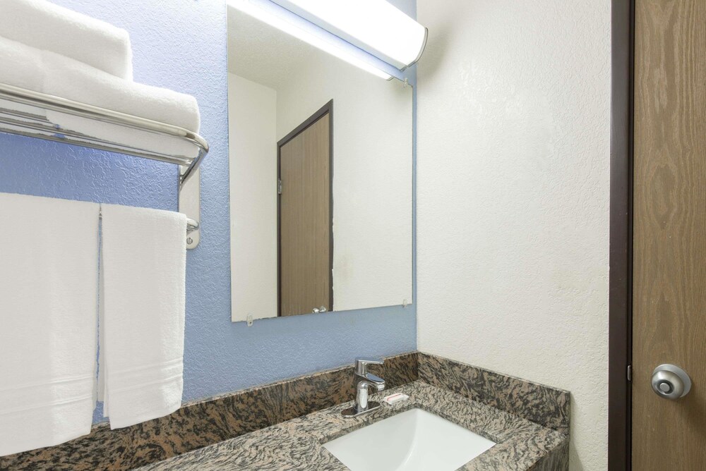 Bathroom, Super 8 by Wyndham New Castle