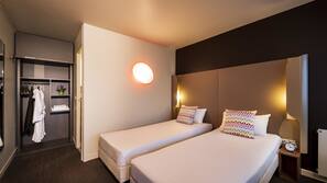 Cortinas opacas, tabla de planchar con plancha, wifi gratis