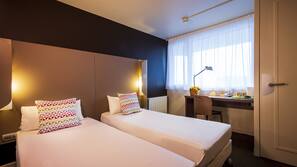 Cortinas opacas, tabla de planchar con plancha, wifi gratis