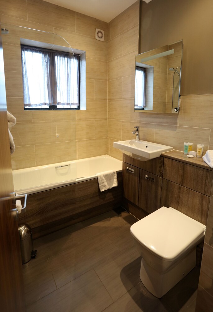 Bathroom, Lythe Hill Hotel, Restaurant & Spa