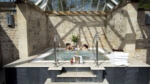 Outdoor spa bath