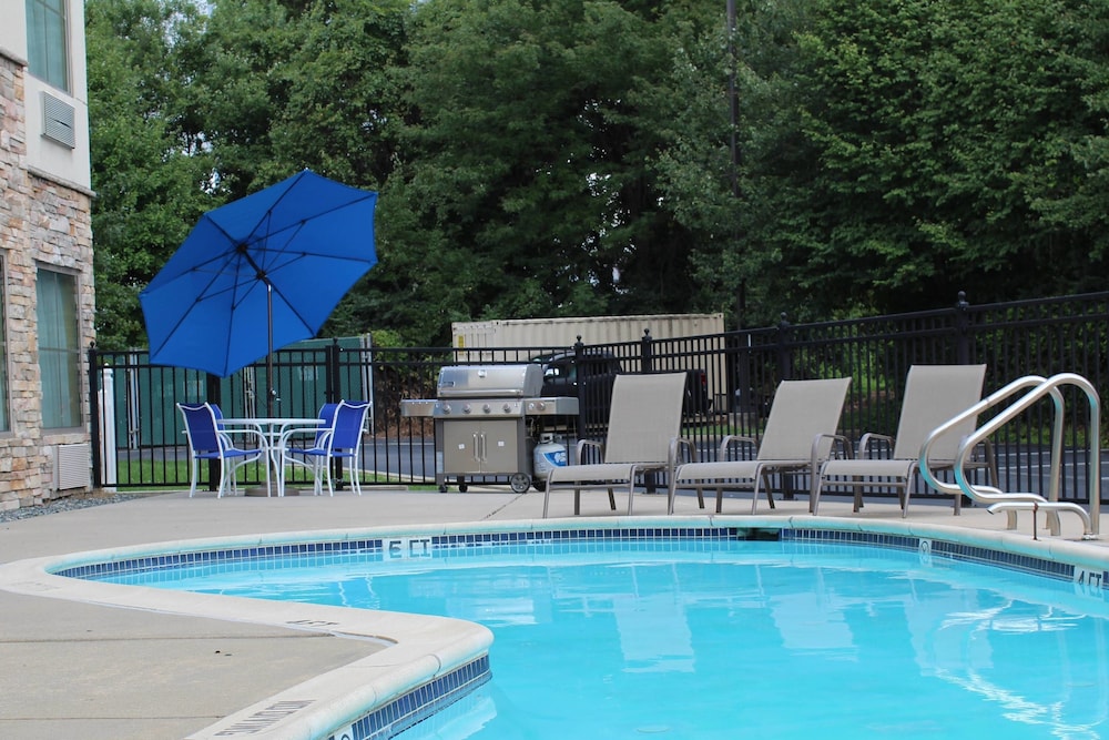 Outdoor pool, TownePlace Suites by Marriott Wilmington Newark/Christiana