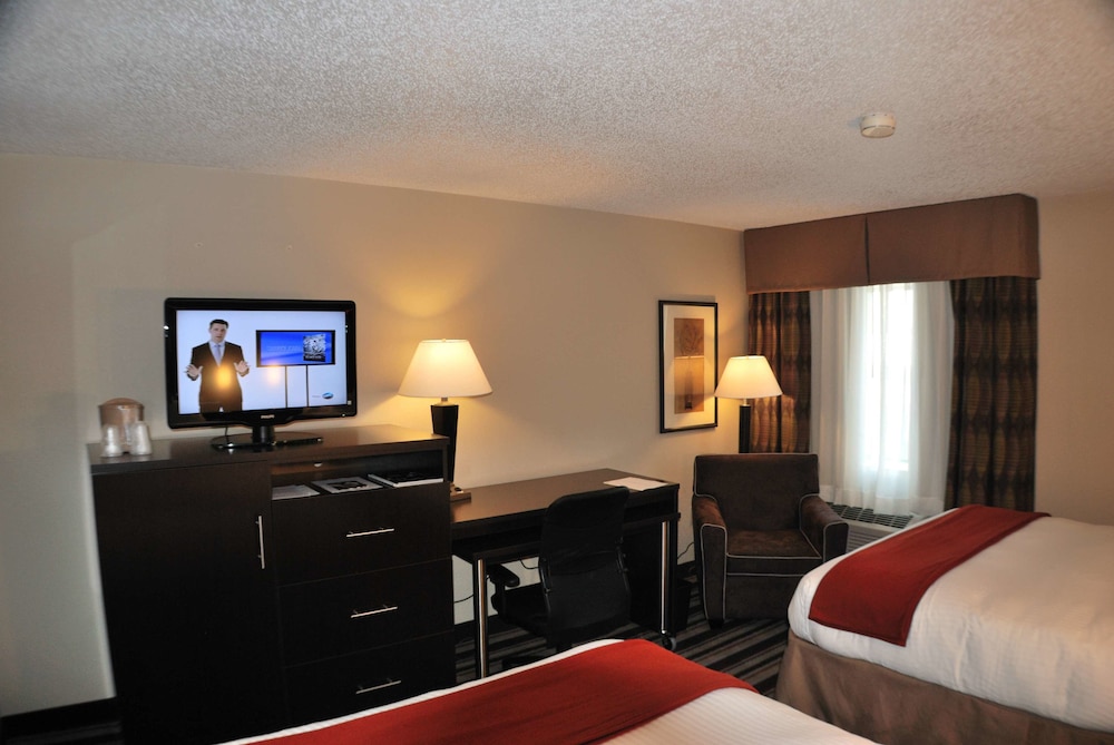 Holiday Inn Express W-I40/Whitebridge Road, an IHG Hotel