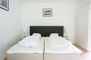 In-room safe, desk, iron/ironing board, cribs/infant beds