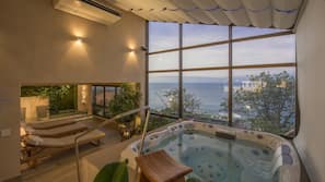 Bañera de hidromasaje en el interior