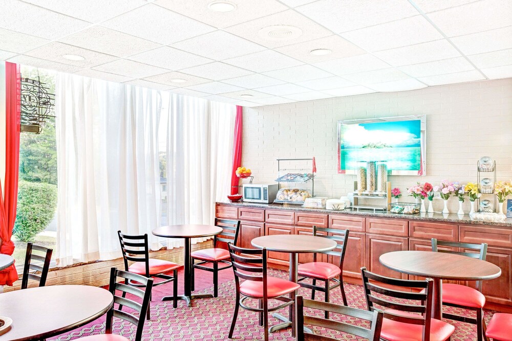 Breakfast area, Ramada by Wyndham Rockaway