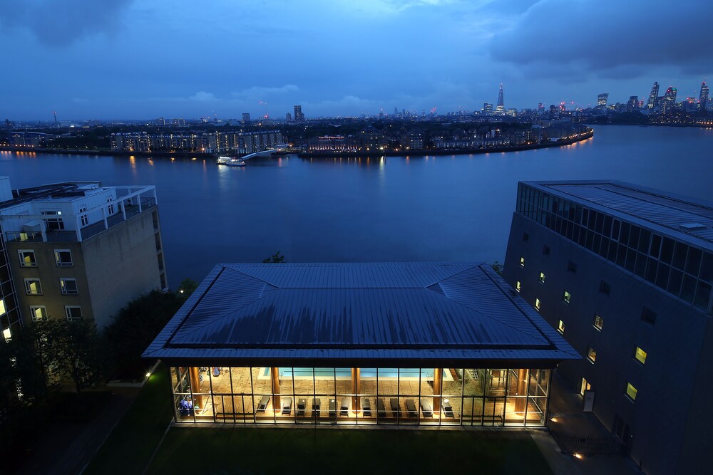 Canary Riverside Plaza Hotel