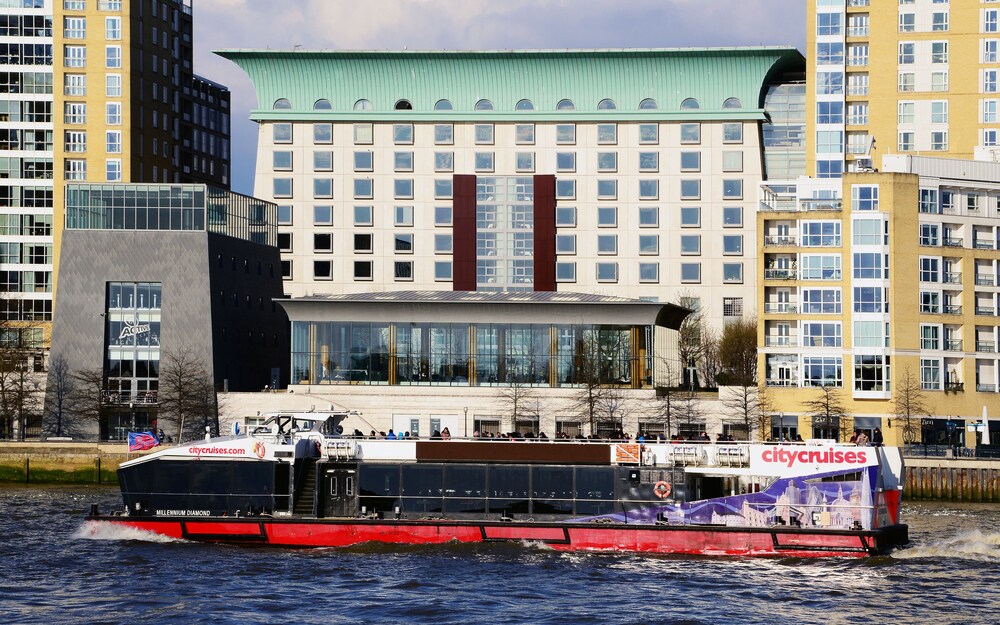 Canary Riverside Plaza Hotel