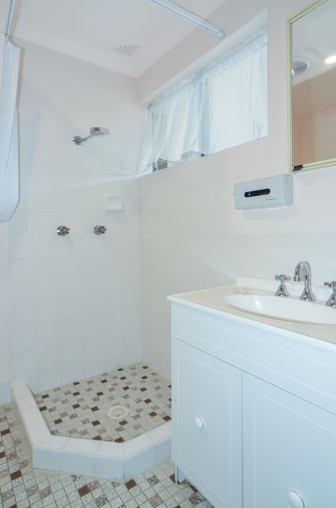 Bathroom, Pleasant Way River Lodge