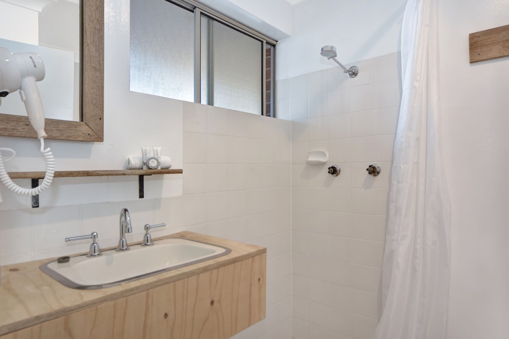 Bathroom, Pleasant Way River Lodge