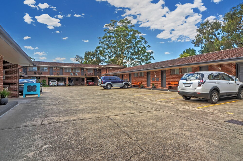 Parking, Pleasant Way River Lodge