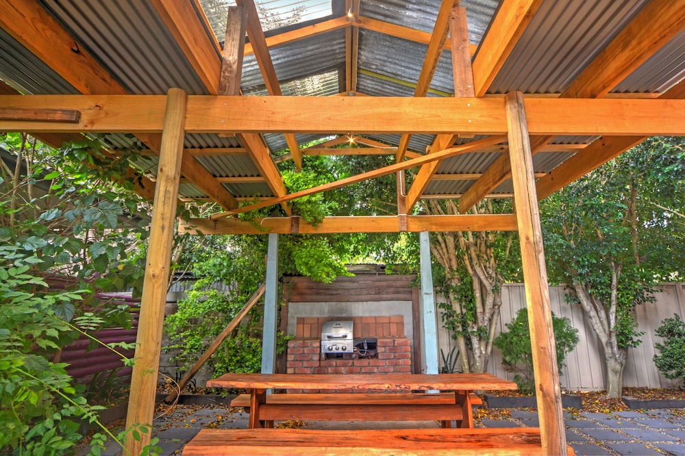 BBQ/picnic area, Pleasant Way River Lodge