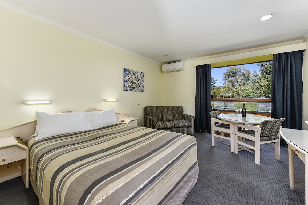 William Macintosh Motor Lodge