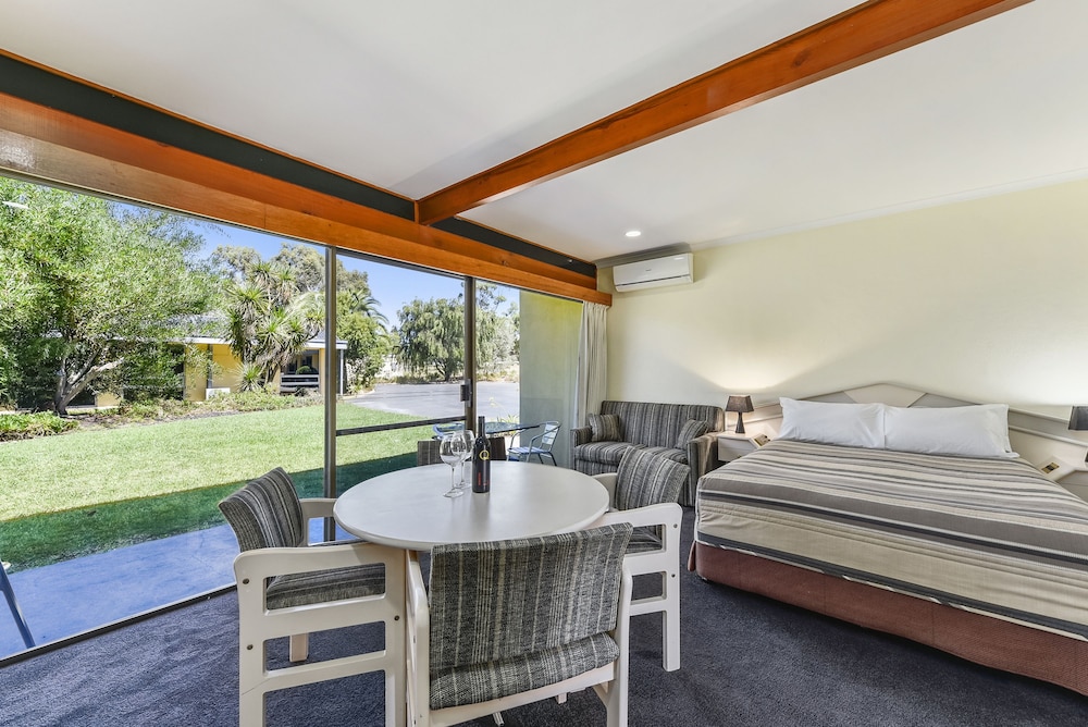 William Macintosh Motor Lodge