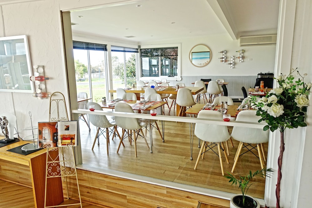 Diamond Island Resort & Bicheno Penguin Show