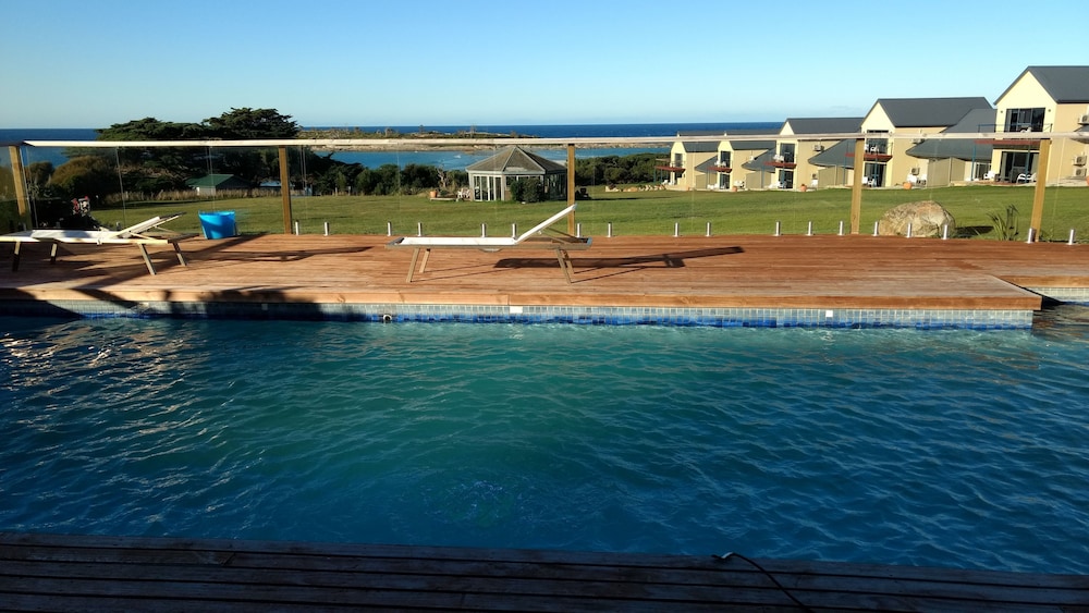 Diamond Island Resort & Bicheno Penguin Show