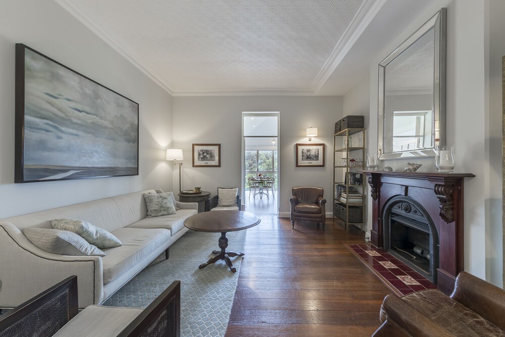 Living area, Grand Mercure Basildene Manor