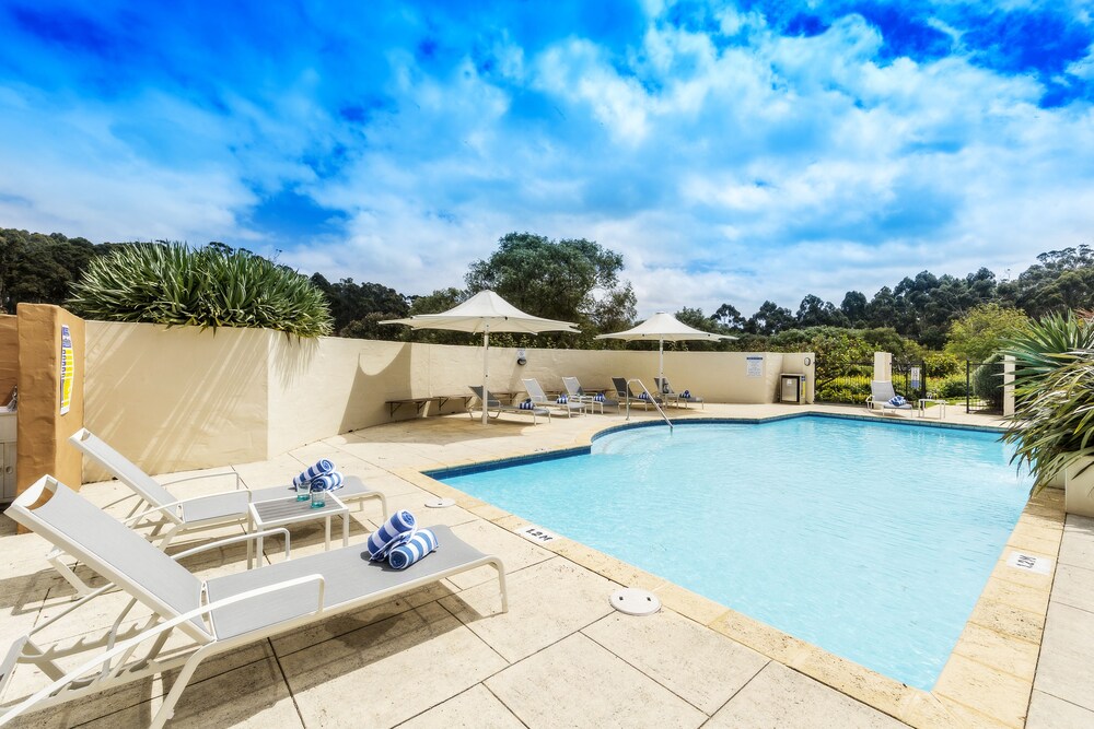 Outdoor pool, Grand Mercure Basildene Manor