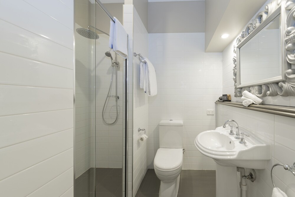 Bathroom, Grand Mercure Basildene Manor