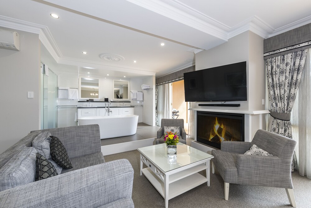 Living area, Grand Mercure Basildene Manor