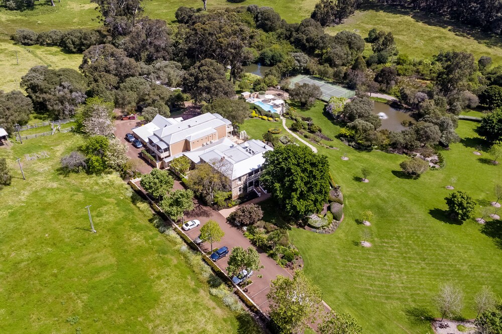 Aerial view, Grand Mercure Basildene Manor