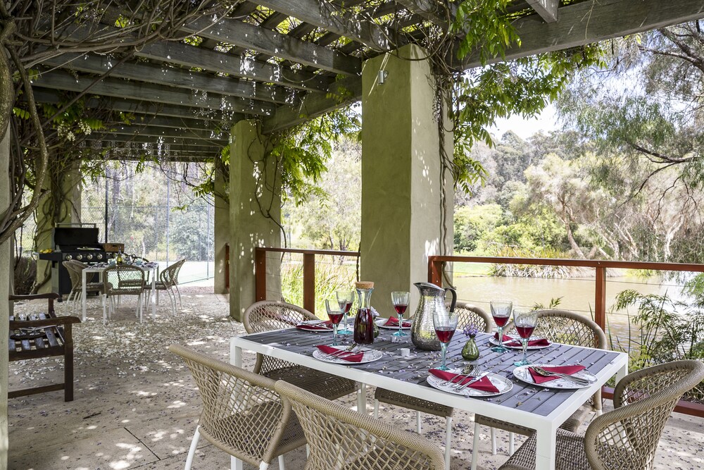 BBQ/picnic area, Grand Mercure Basildene Manor