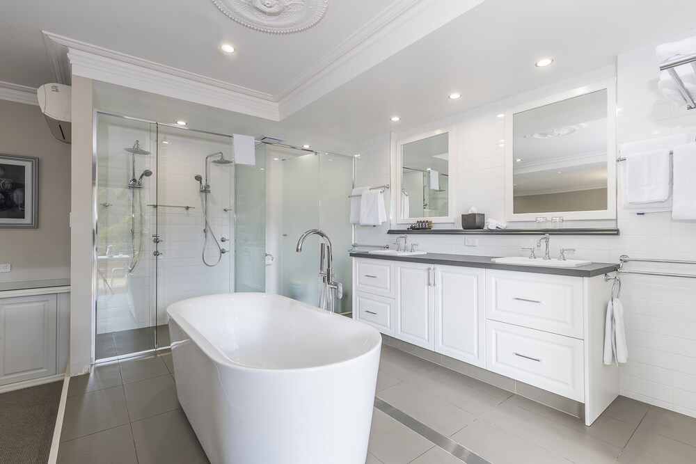 Bathroom, Grand Mercure Basildene Manor