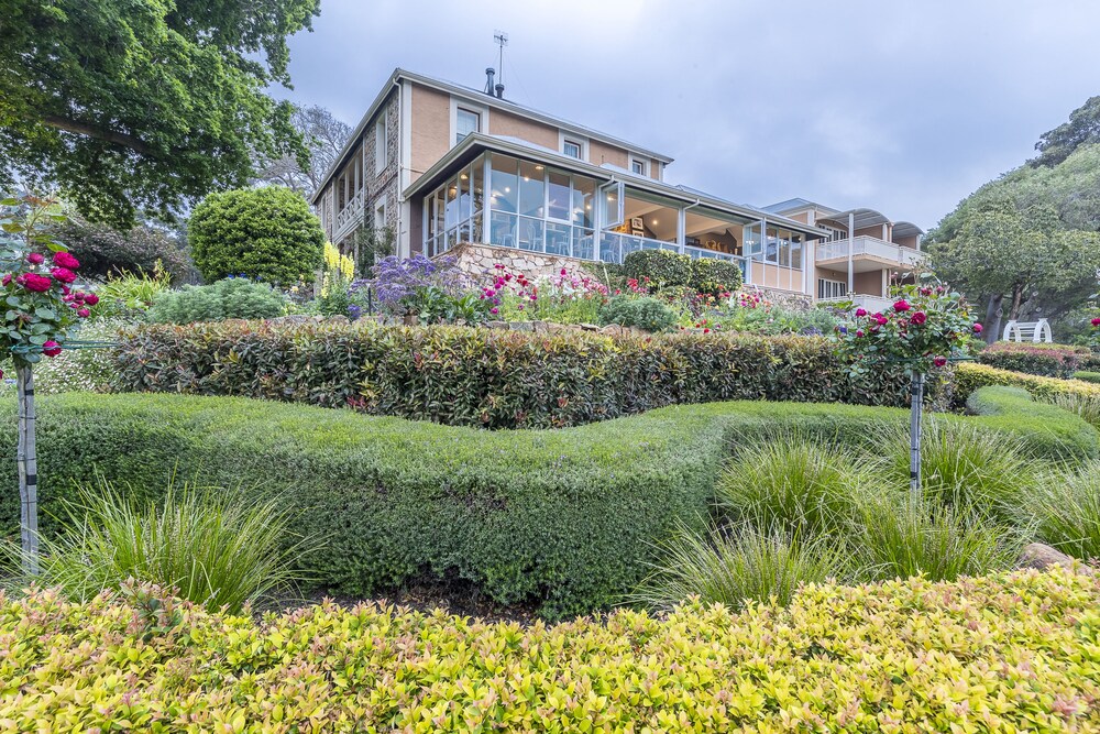 Front of property, Grand Mercure Basildene Manor