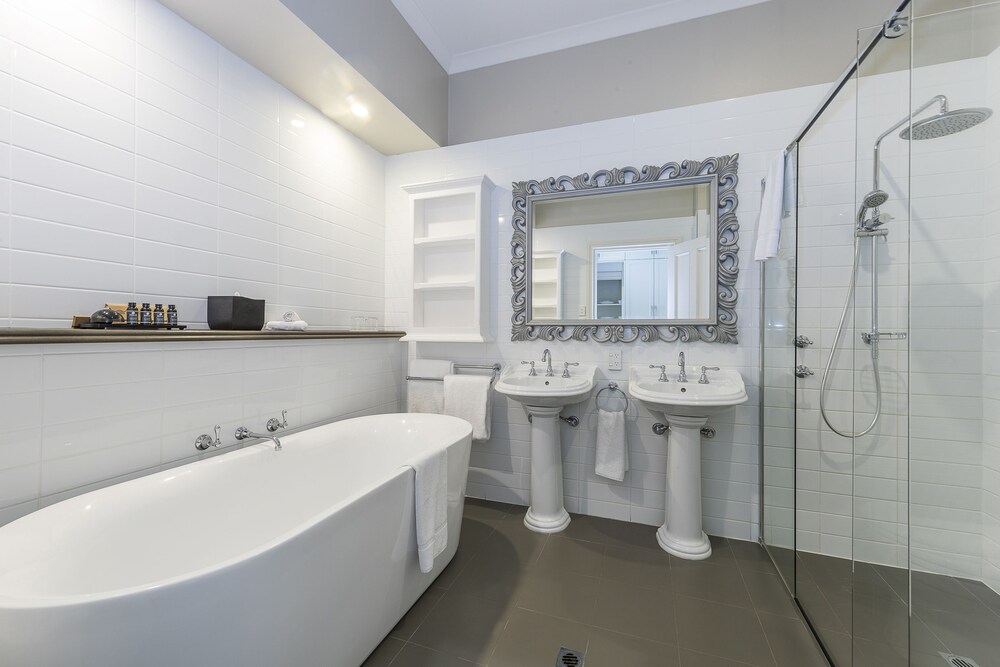 Bathroom, Grand Mercure Basildene Manor